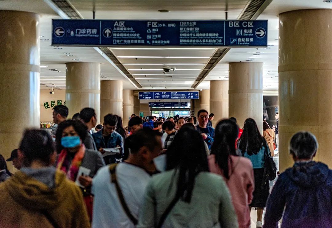 近视“神药”面市眼科巨头业绩大涨！股价却从200多元跌到80多元18万股民陷入其中(图1)