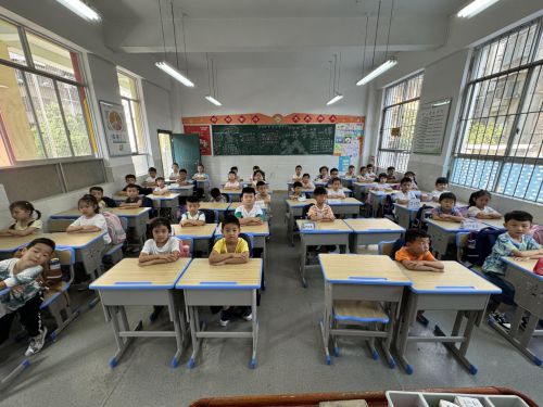 开学第一课丨贵阳爱尔走进岳英小学开展近视防控讲座(图2)