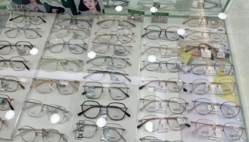 重庆配眼镜在爱成眼镜店给孩子配上了真正的防控(图1)