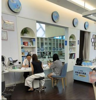 重庆配眼镜在爱成眼镜店给孩子配上了真正的防控(图2)