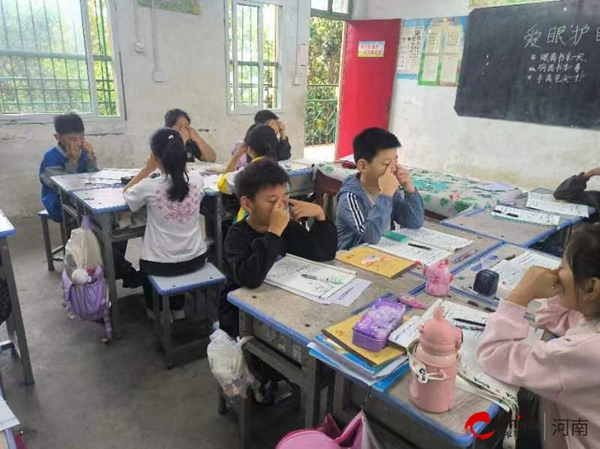 九游娱乐:爱眼护眼预防近视——西平县重渠前寨小学开展第九个近视防控宣传教育活动(图2)