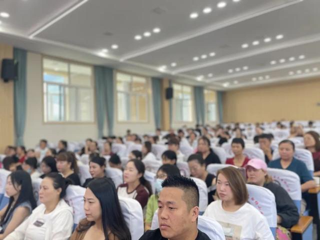 九游娱乐NineGame：未央区大白杨小学近视防控宣传教育科普讲座(图2)