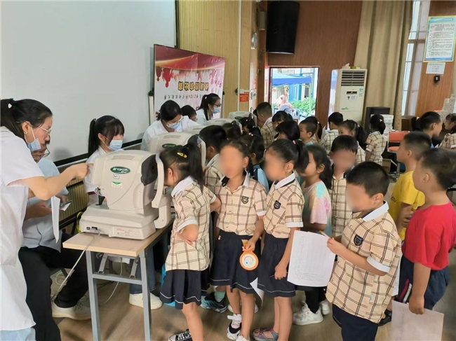 近视防控进校园南宁普瑞眼科开启2024年秋季学期校园视力筛查公益活动(图1)