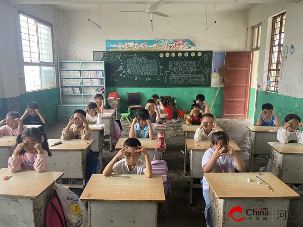 九游娱乐NineGame：西平县盆尧陈老庄小学开展近视防控宣传教育活动(图2)