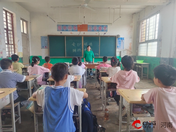九游娱乐NineGame：西平县盆尧陈老庄小学开展近视防控宣传教育活动(图3)