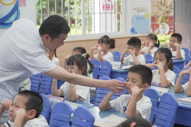 科学精准防控近视为学生眼健康护航！东南眼科医院全面保障2024年秋季学期学生视力筛查和近视防控科普工作(图3)