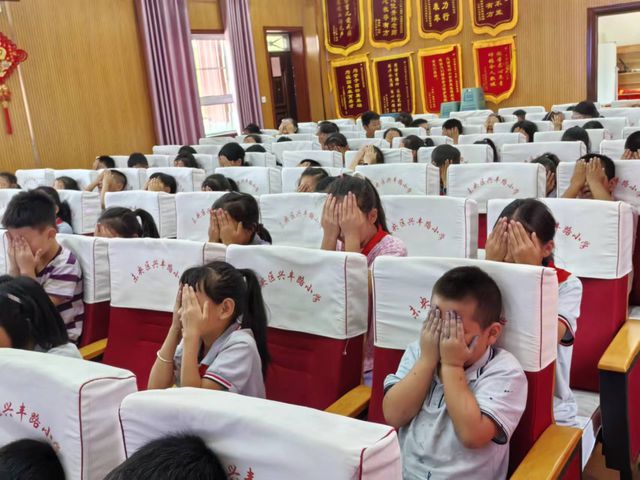 九游娱乐NineGame：未央区兴丰路小学开展第9个全国近视防控宣传教育月活动(图4)