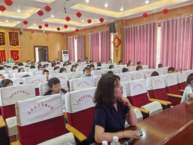九游娱乐NineGame：未央区兴丰路小学开展第9个全国近视防控宣传教育月活动(图2)