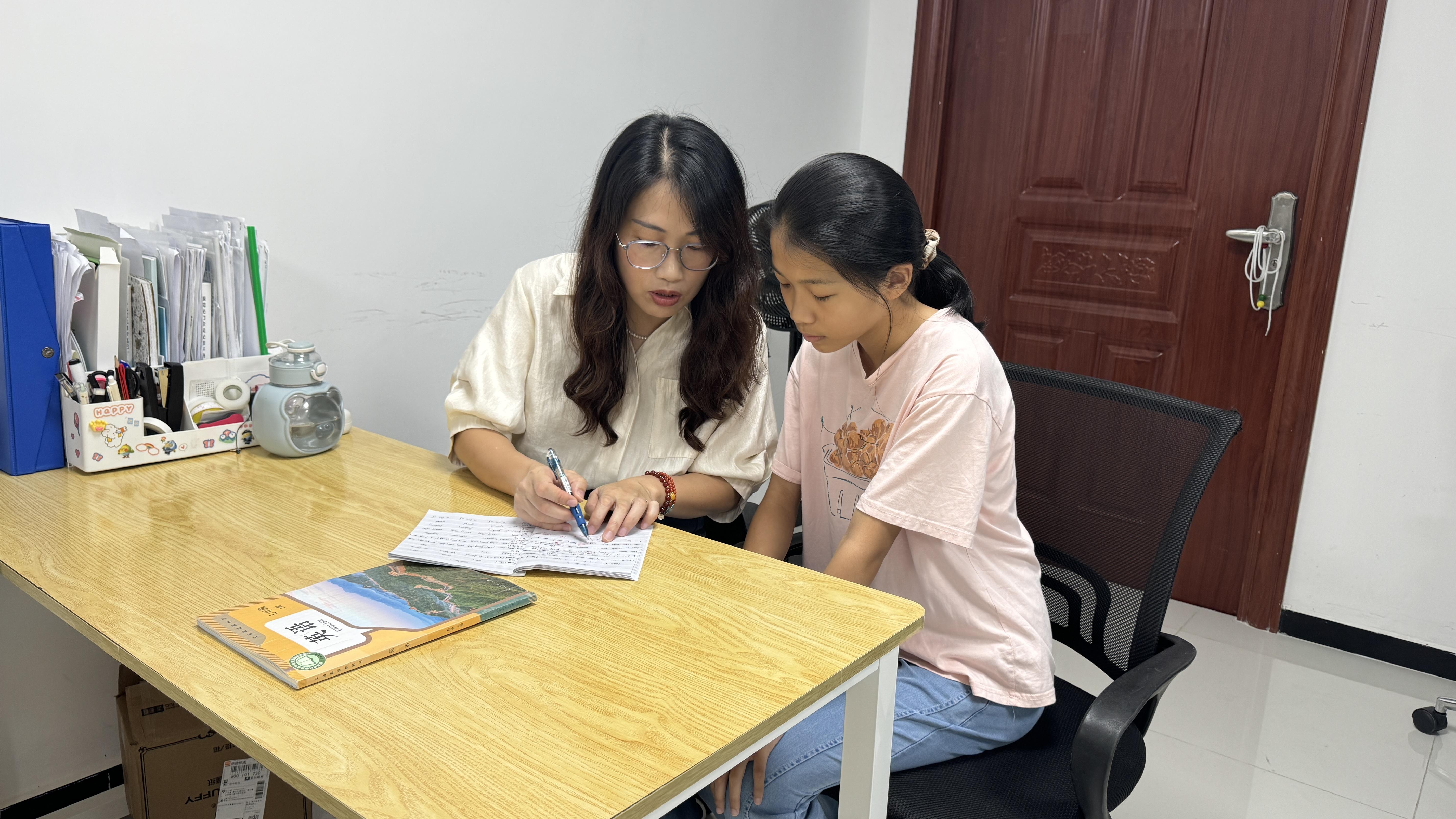 中学教师林老师：关注学生全方位发展：做好孩子视力“守门人”丨致敬“视界”引路人(图1)