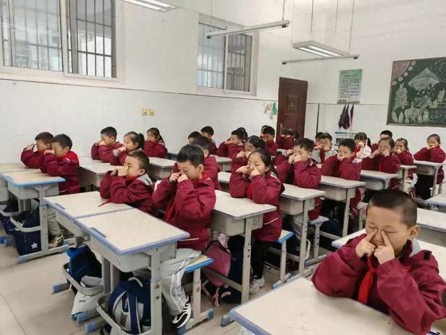 西安市浐灞十八小组织开展眼保健操比赛护眼睛(图1)