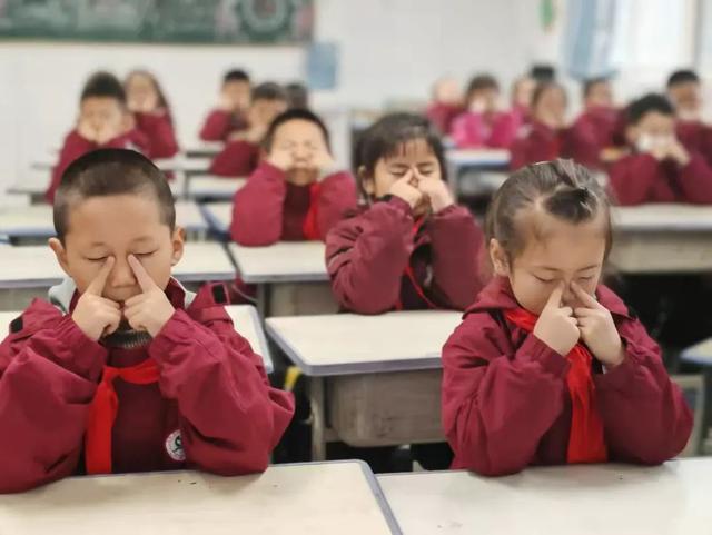 西安市浐灞十八小组织开展眼保健操比赛护眼睛(图3)