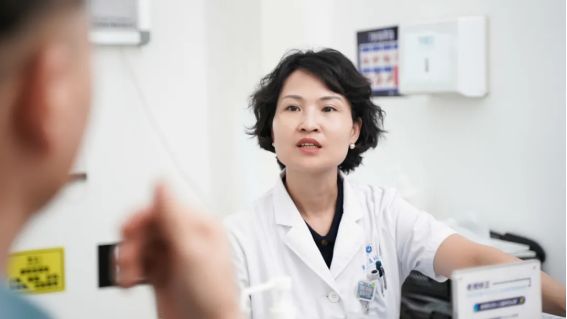 九游娱乐：老花真的很影响生活！打破误区轻松应对老花眼(图1)