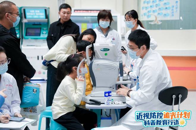 九游娱乐：“近视防控追光计划科普教育行动”公益活动在山东大学附属儿童医院成功举办(图3)