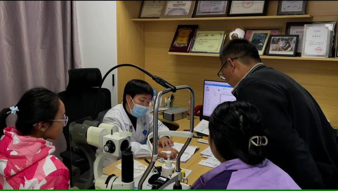九游娱乐：“近视防控追光计划科普教育行动”公益活动在南昌普瑞眼科医院举办(图3)