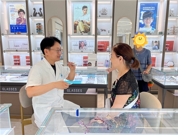 专业服务与温情关怀——记张女士在郑州普瑞眼科验光配镜的满意体验(图1)