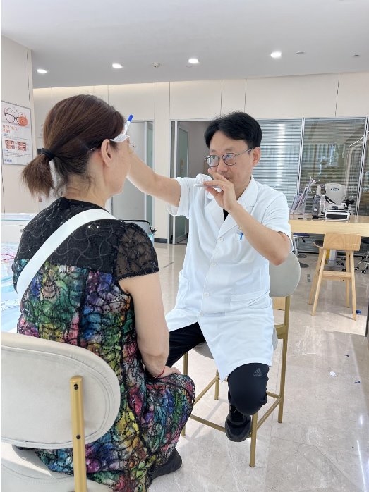 专业服务与温情关怀——记张女士在郑州普瑞眼科验光配镜的满意体验(图2)