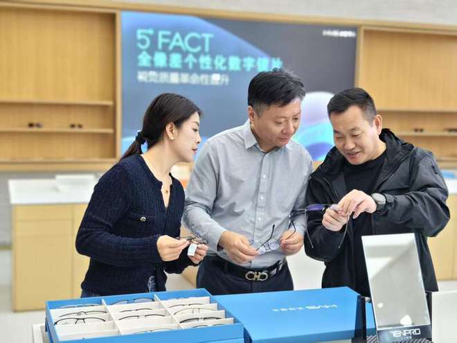 突破“镜片好但卖不上价”桎梏丹阳“创二代”推出自由曲面数字化验配定制系统(图3)