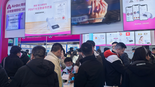 九游娱乐NineGame：鹰瞳LED视力康复仪亮相上海眼镜展：AI+PBM技术引领近视防控新未来(图2)
