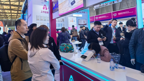 九游娱乐NineGame：鹰瞳LED视力康复仪亮相上海眼镜展：AI+PBM技术引领近视防控新未来(图3)