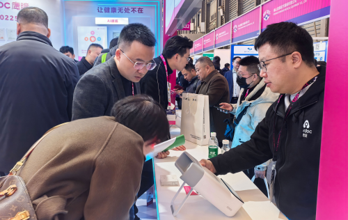 九游娱乐NineGame：鹰瞳LED视力康复仪亮相上海眼镜展：AI+PBM技术引领近视防控新未来(图6)