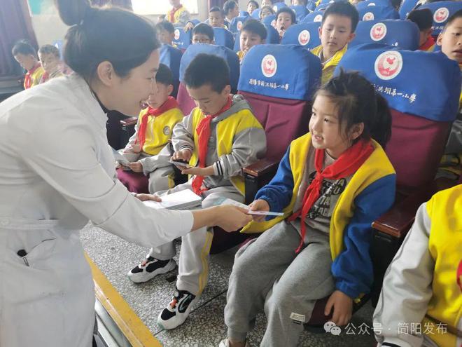 九游娱乐：近视防控这样做10条硬知识请收藏→(图2)