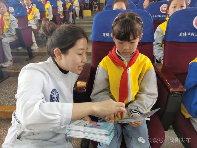 九游娱乐：近视防控这样做10条硬知识请收藏→(图1)