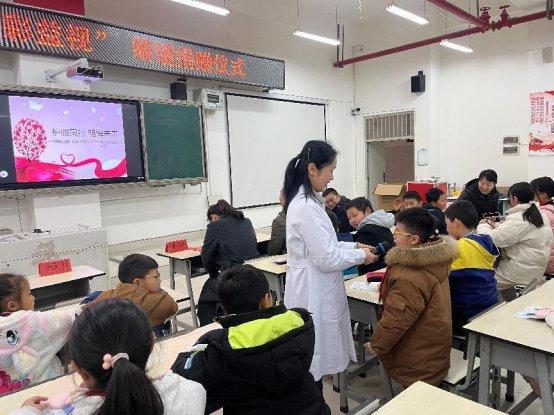 昆明爱尔眼科医院：爱心眼镜点亮孩子光明未来(图1)