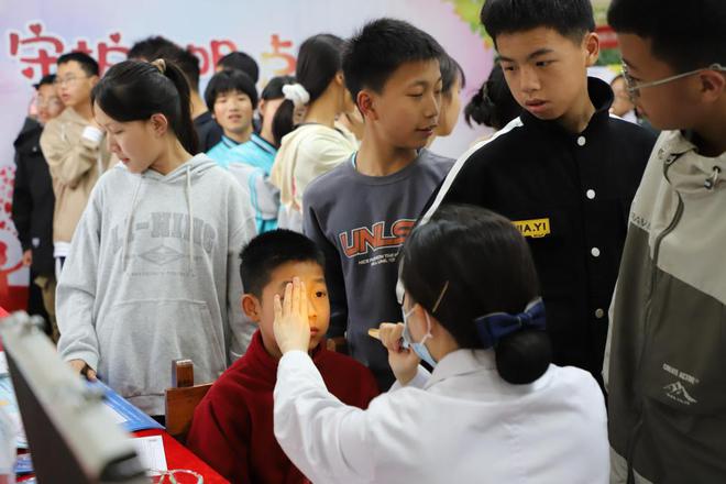 九游娱乐：点亮“睛”彩视界眼健康公益项目在湖南湘西启动为千名困境儿童守护光明(图2)