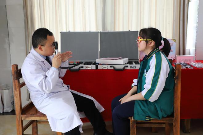 九游娱乐：点亮“睛”彩视界眼健康公益项目在湖南湘西启动为千名困境儿童守护光明(图3)