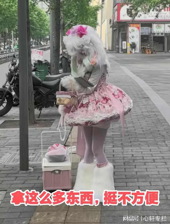 重庆：女子穿“兽装”出行网友：是很可爱但不许自家孩子这样(图4)