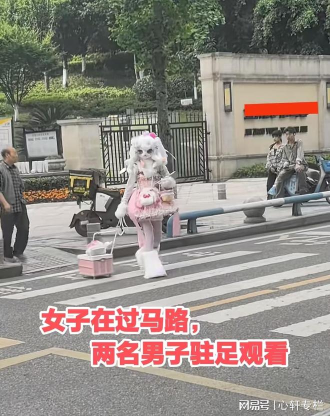 重庆：女子穿“兽装”出行网友：是很可爱但不许自家孩子这样(图2)