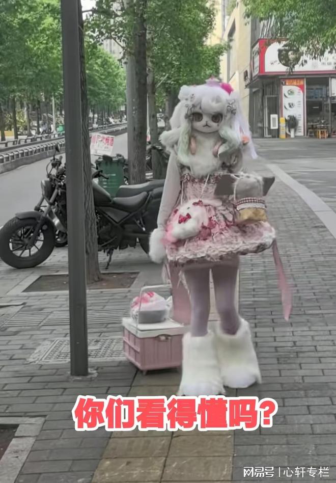 重庆：女子穿“兽装”出行网友：是很可爱但不许自家孩子这样(图1)