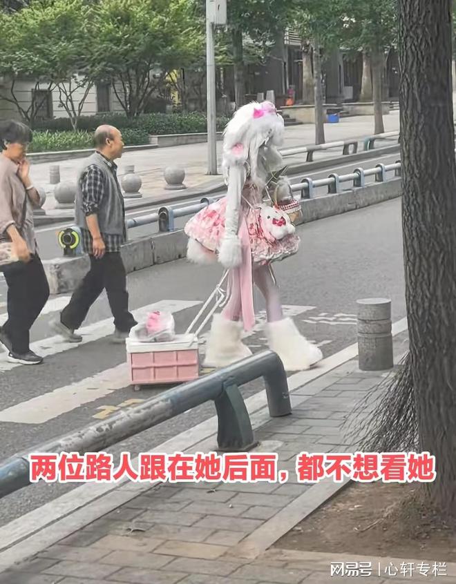 重庆：女子穿“兽装”出行网友：是很可爱但不许自家孩子这样(图3)