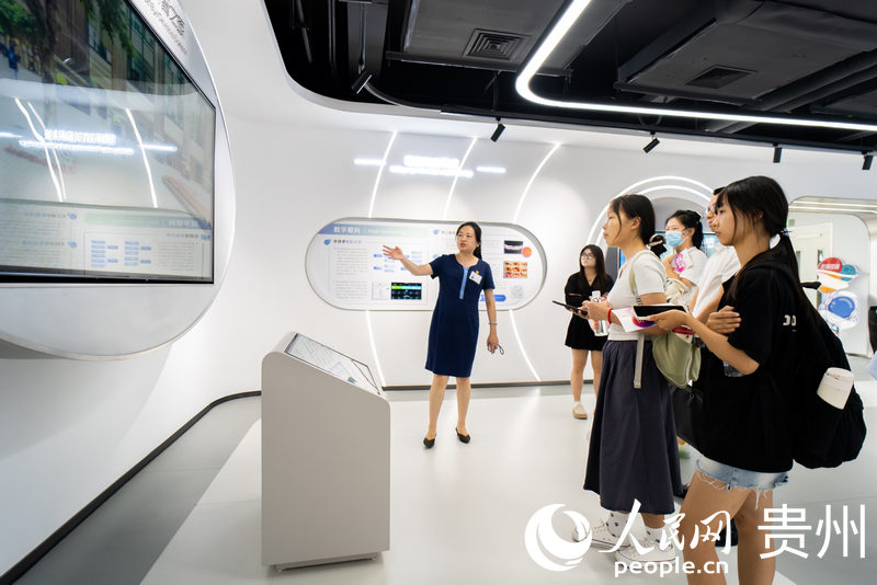 爱尔眼科医院贵州总院举行公众开放日活动(图1)