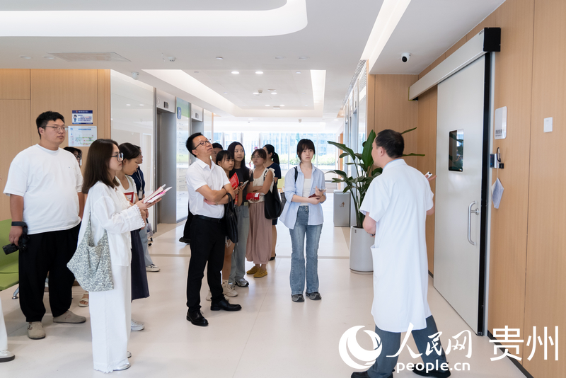 爱尔眼科医院贵州总院举行公众开放日活动(图2)