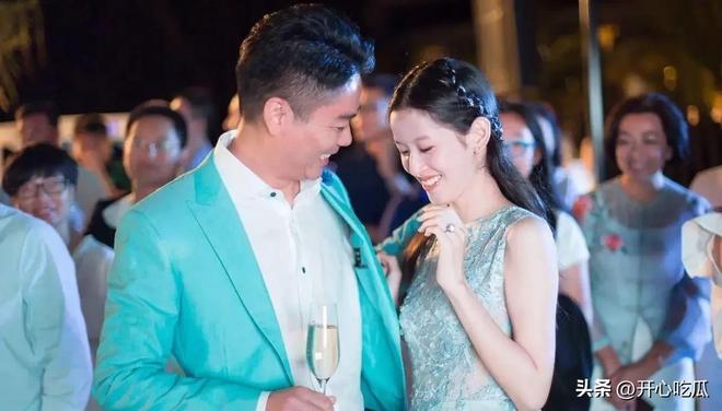 刘强东章泽天牵手逛街奶茶妹妹手拿爱马仕包刘强东戴黑色墨镜(图4)