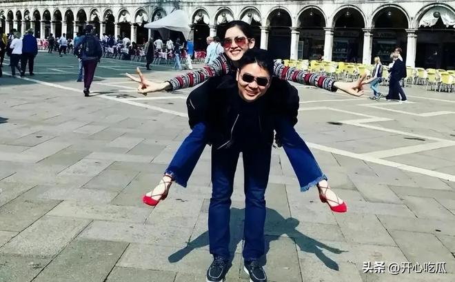 刘强东章泽天牵手逛街奶茶妹妹手拿爱马仕包刘强东戴黑色墨镜(图5)