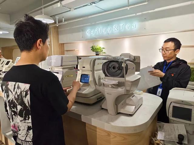 九游娱乐：宝山路市场监管所开展眼镜验配计量器具“免费送检上门”服务(图3)