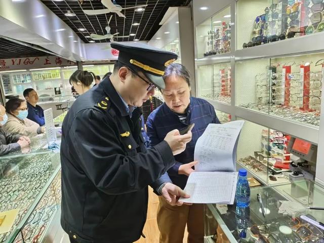 九游娱乐：宝山路市场监管所开展眼镜验配计量器具“免费送检上门”服务(图2)