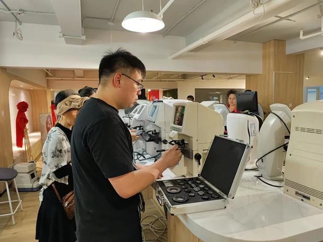 九游娱乐：宝山路市场监管所开展眼镜验配计量器具“免费送检上门”服务(图6)