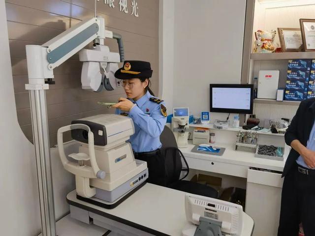 九游娱乐：宝山路市场监管所开展眼镜验配计量器具“免费送检上门”服务(图4)