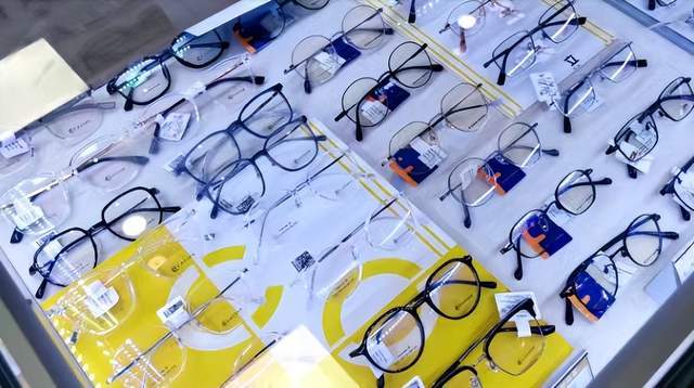 一副眼镜“配”出500度误差专家:验光配镜切莫贪图方便因小失大(图1)