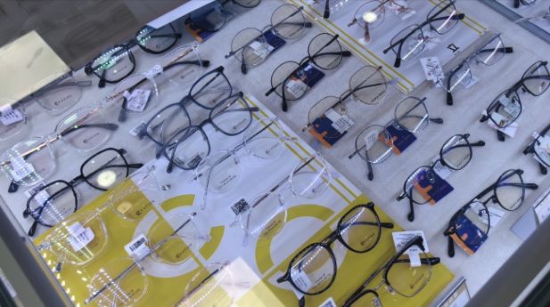 九游娱乐NineGame:少年图省事草率配镜一副眼镜“配”出500度误差!专家提醒:儿童青少年验光配镜切莫贪图方便因小失大(图1)