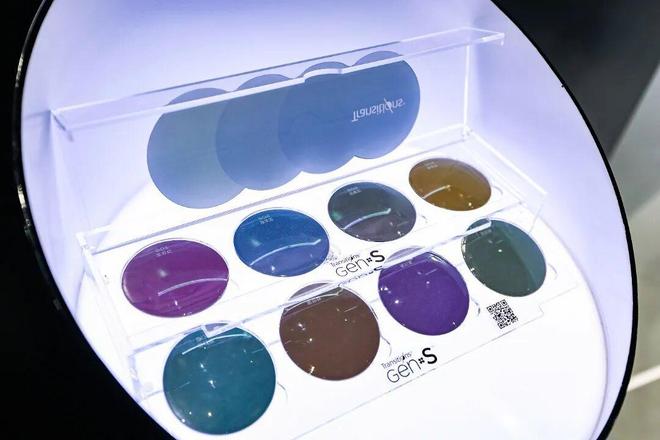 全球首秀中国首秀眼镜巨头进博会两款新品备受关注在松江有生产基地(图2)