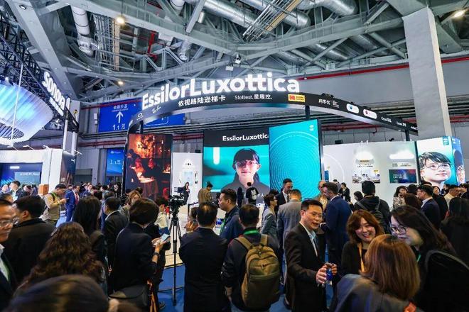 全球首秀中国首秀眼镜巨头进博会两款新品备受关注在松江有生产基地(图1)