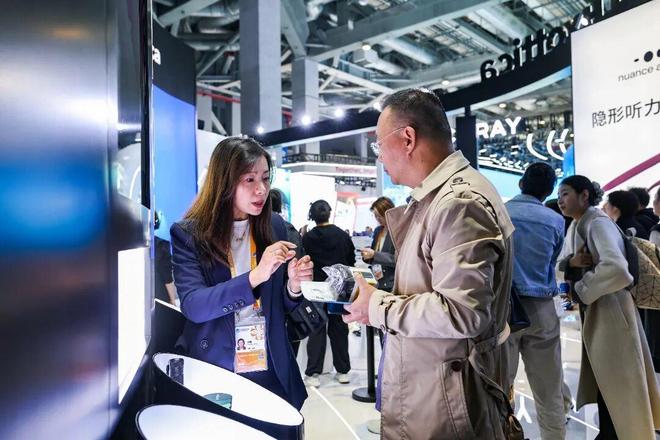 全球首秀中国首秀眼镜巨头进博会两款新品备受关注在松江有生产基地(图4)