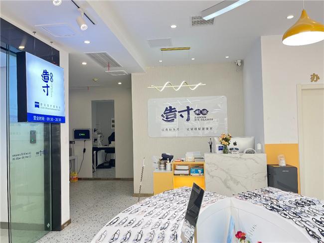 九游娱乐NineGame：2025深圳配眼镜指南：三大高口碑店铺类型推荐专业与性价比兼得(图1)